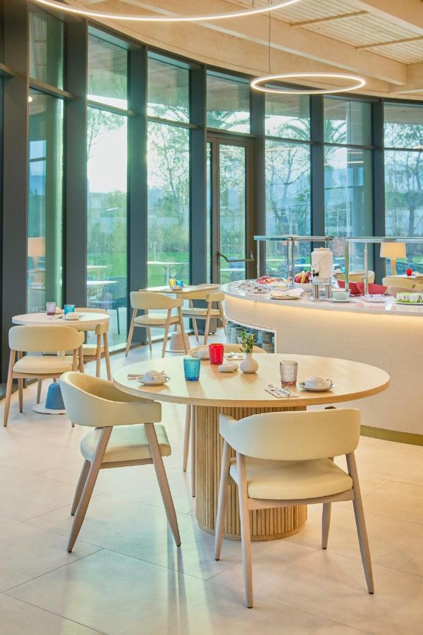 Restaurant met gedekte tafels — The Editory by the Sea Lagos