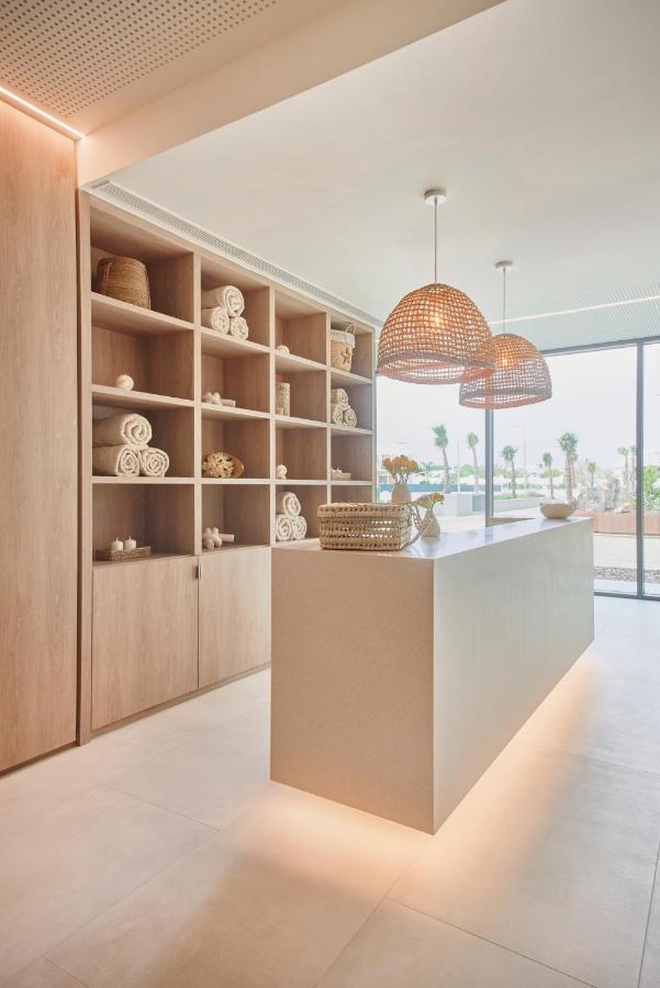 Bar met drankenselectie — The Editory by the Sea Lagos
