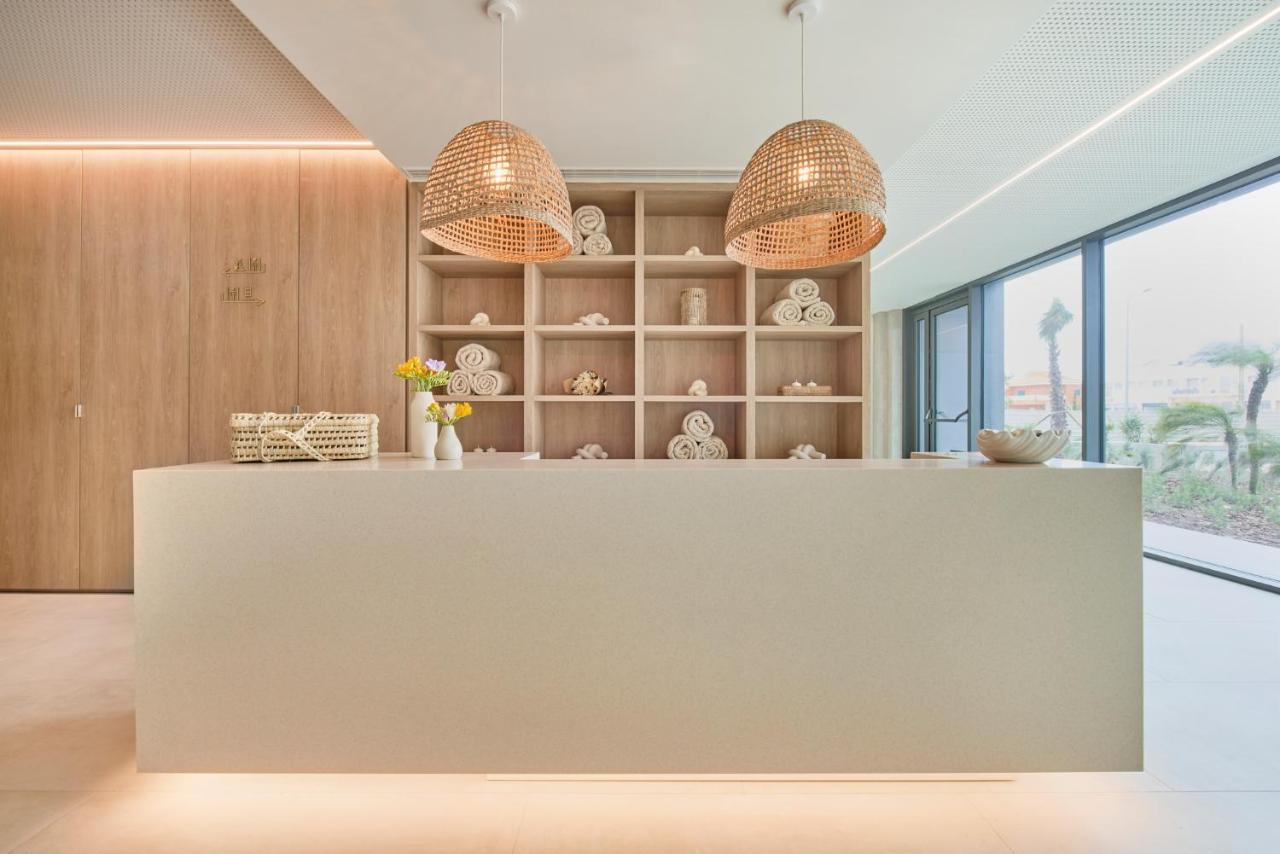 Bar met drankenselectie — The Editory by the Sea Lagos
