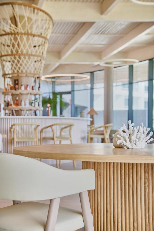Restaurant met gedekte tafels — The Editory by the Sea Lagos