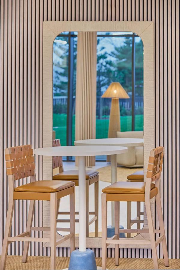 Restaurant met gedekte tafels — The Editory by the Sea Lagos