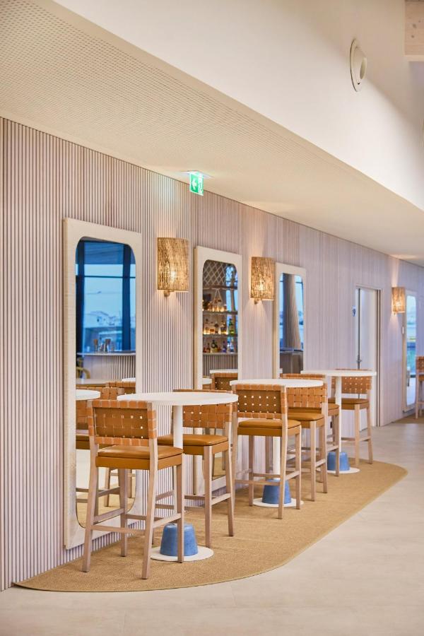 Restaurant met gedekte tafels — The Editory by the Sea Lagos