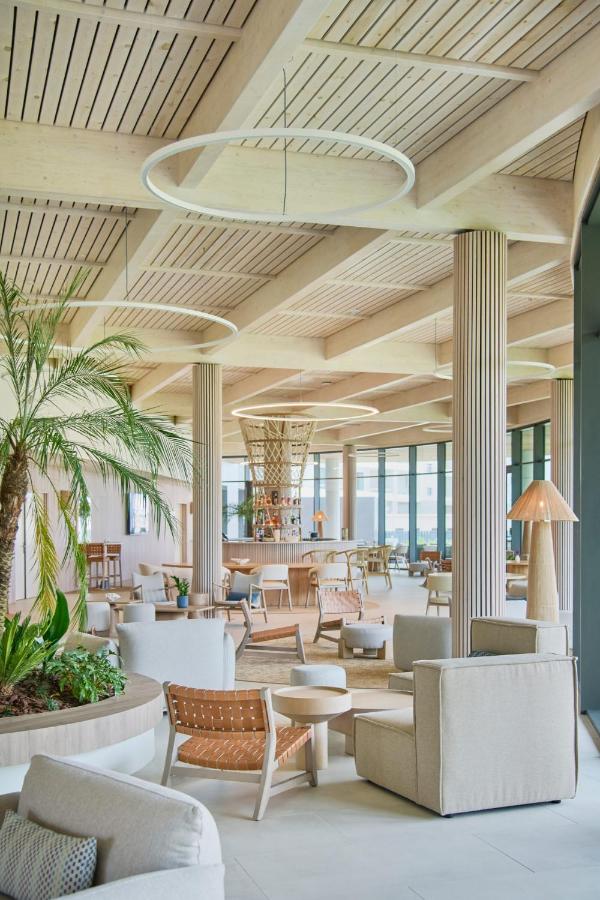 Restaurant met gedekte tafels — The Editory by the Sea Lagos
