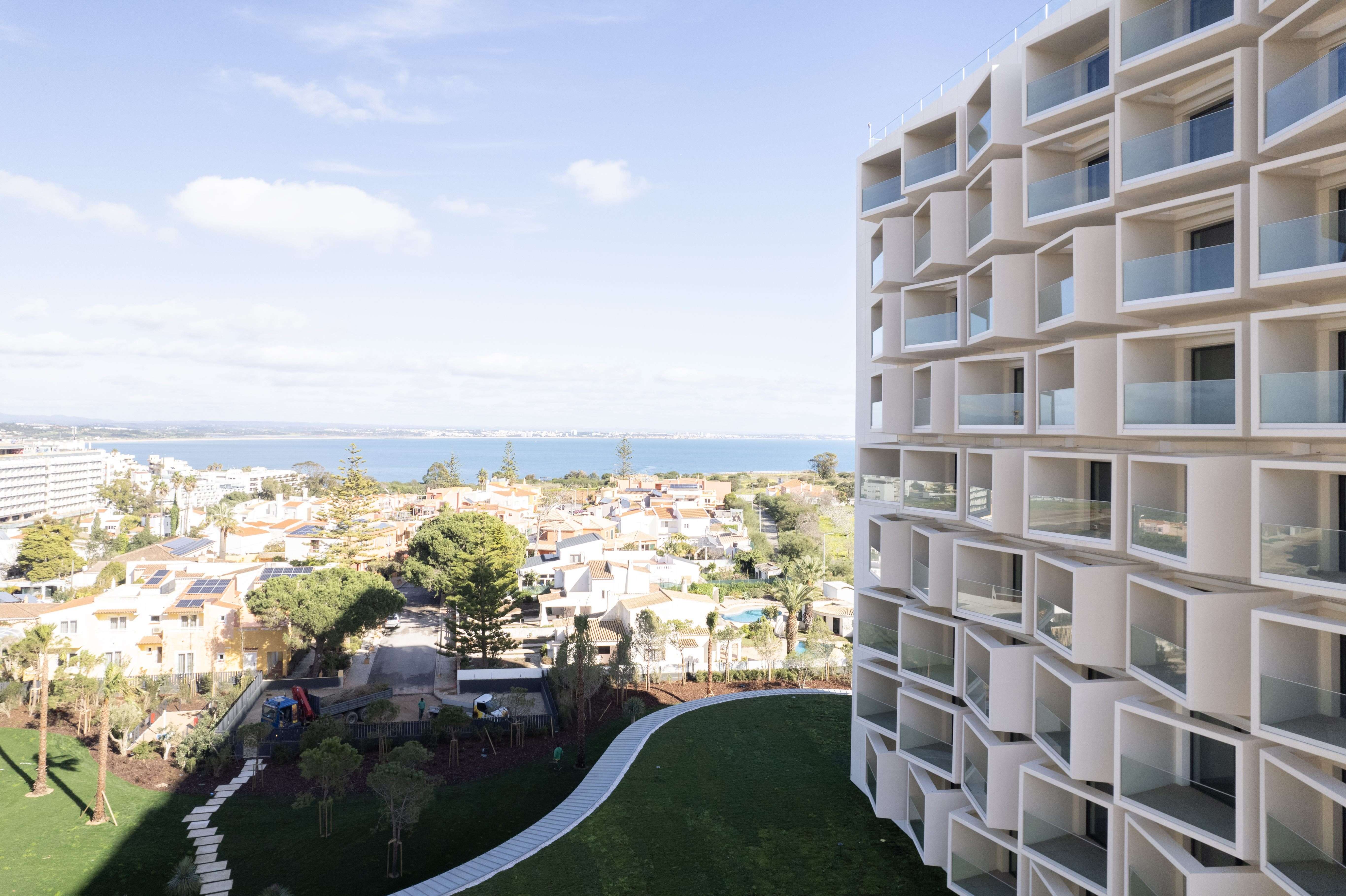 Privéstrand met parasols — The Editory Residence Lagos