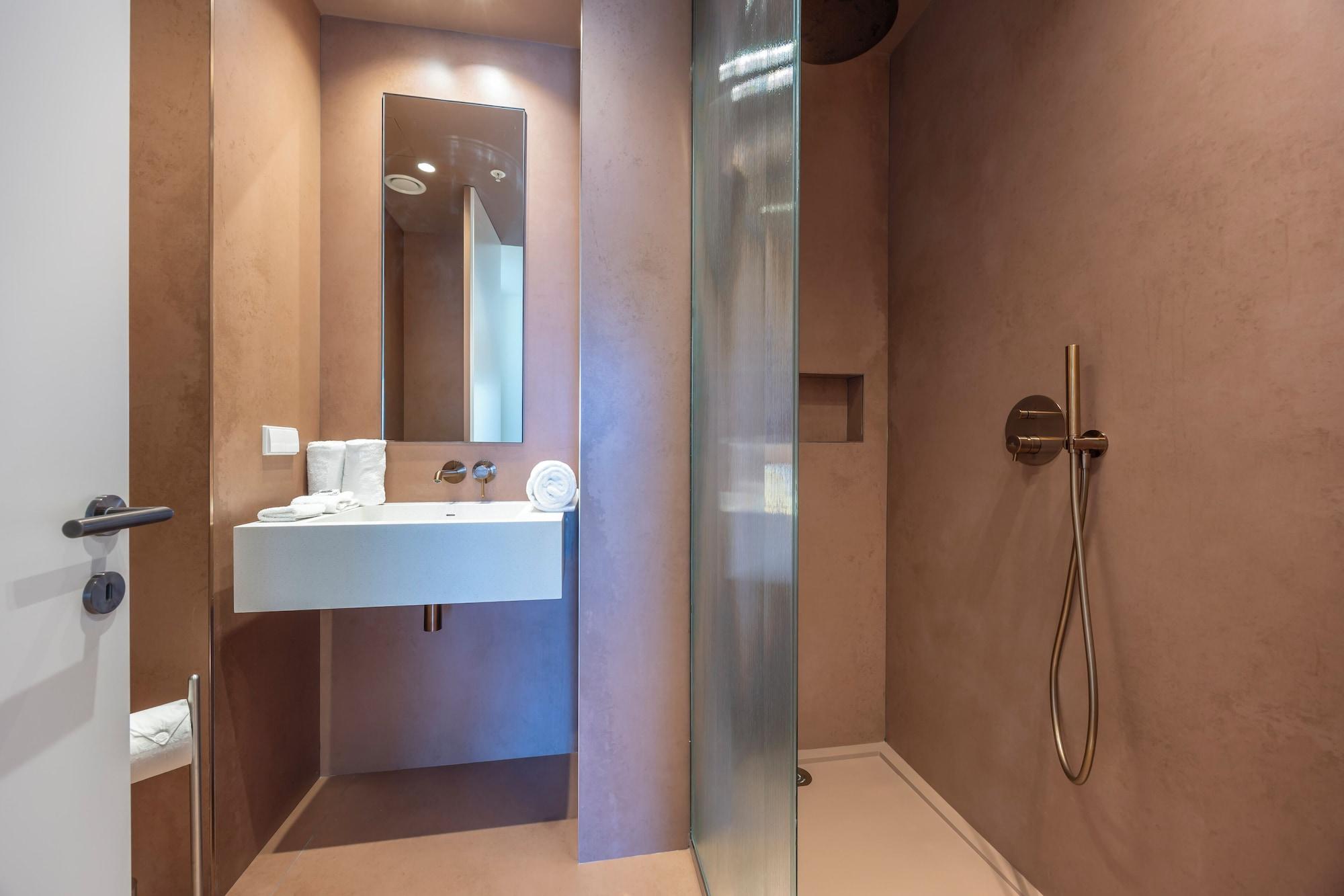 Badkamer met inloopdouche — The Editory Residence Lagos