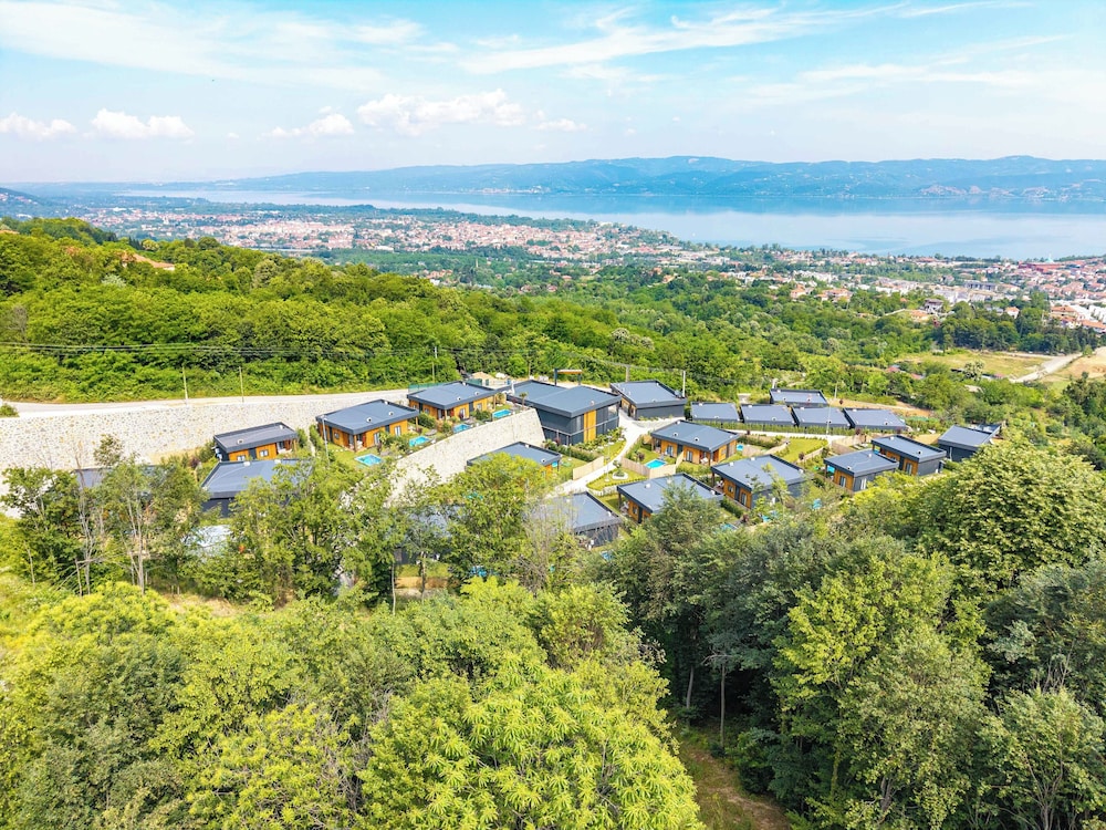 Zijkant The Green Park Sapanca Otel met groene omgeving