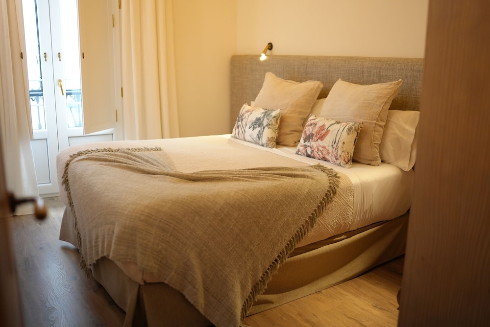 Slaapkamer voorzien van modern comfort en inrichting