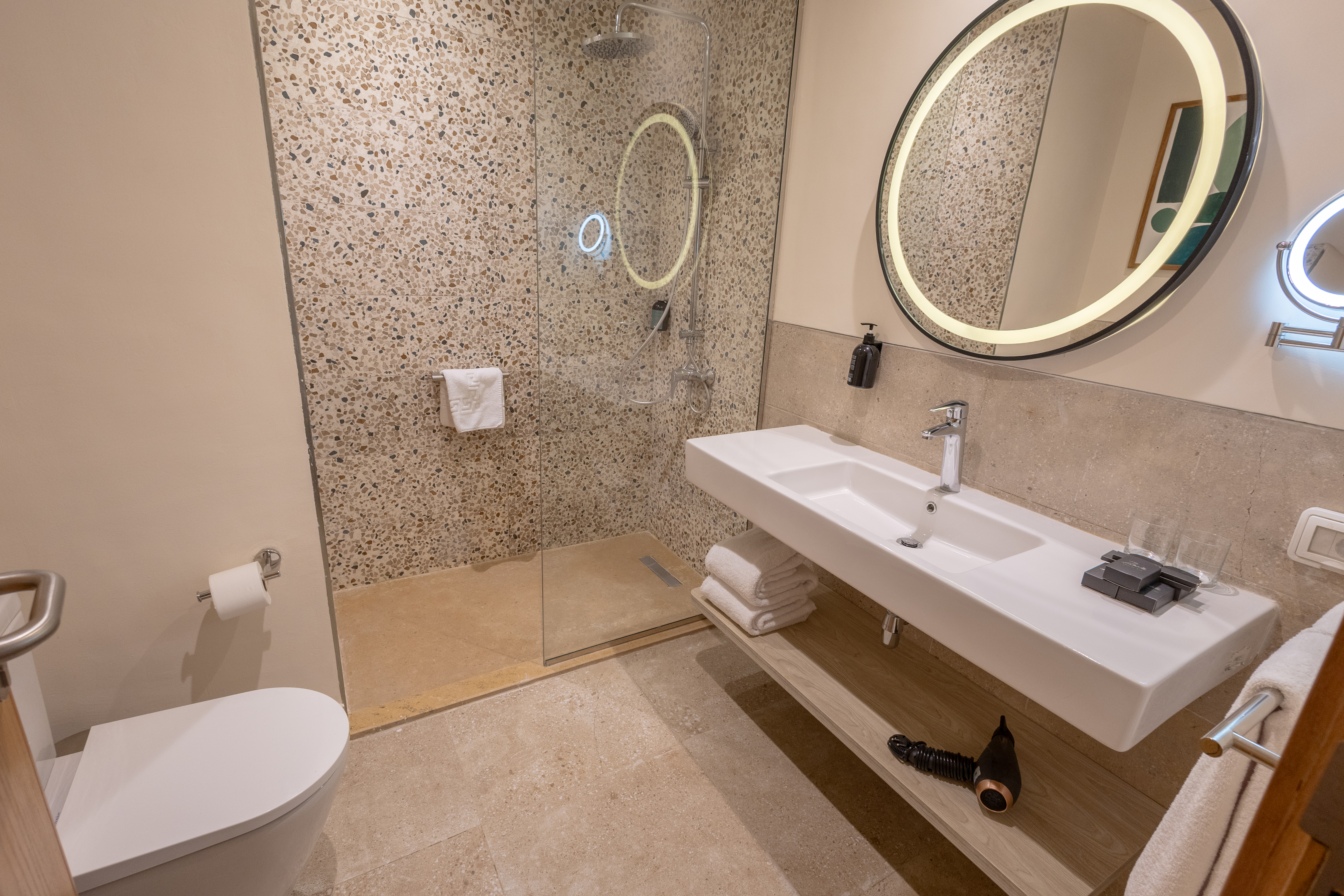 Badkamer met inloopdouche — The Kaktus Somabay