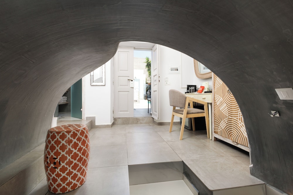 Slaapkamer The Museum Project Oia met minimalistisch design en lokale artisanale inrichting