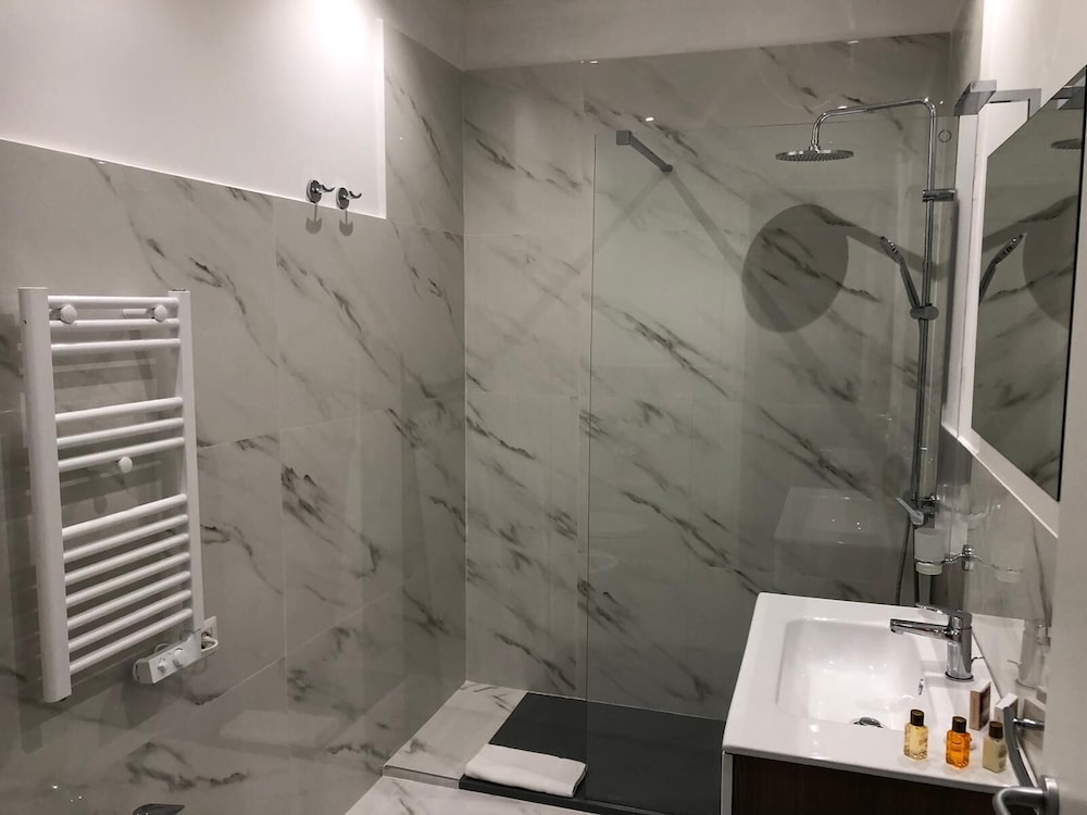 Slaapkamer Tiber Village met comfortabel bed en klassieke inrichting
