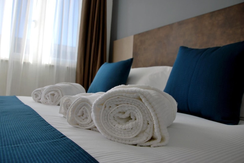 Hotelkamer Tiber Village met tweepersoonsbed en sfeervolle verlichting