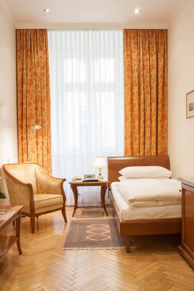 Gezellige hotelkamer met zithoek en klassieke inrichting