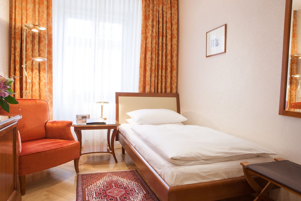 Lichte kamer met bureau en hoogwaardige beddengoeds