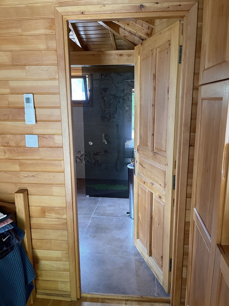 Moderne slaapkamer met uitzicht in TrinityS Forest Bungalow