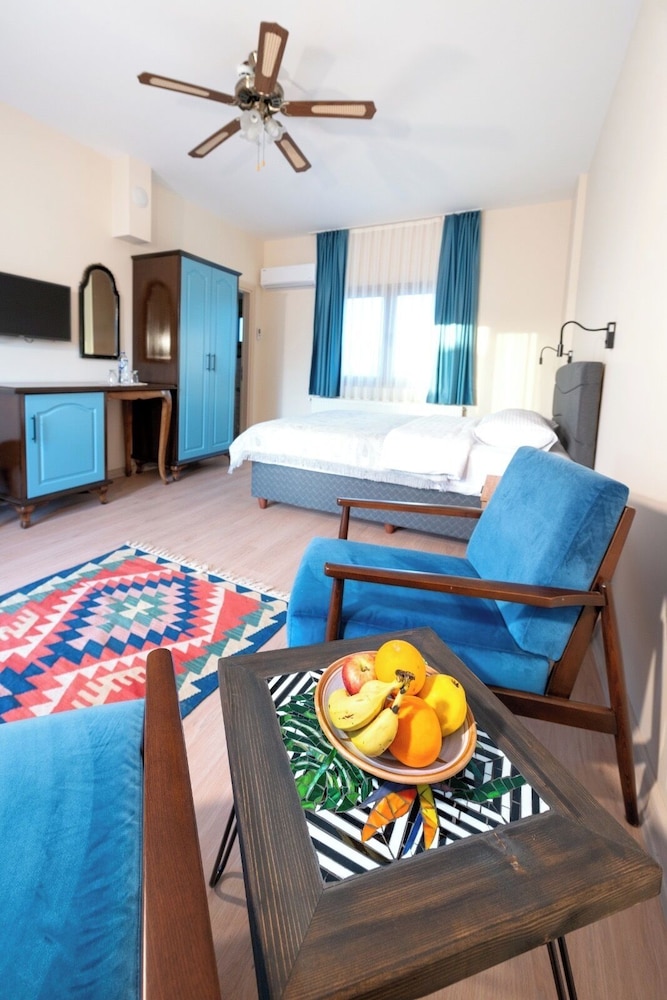 Elegante hotelkamer met lokaal kunstwerk in Urla