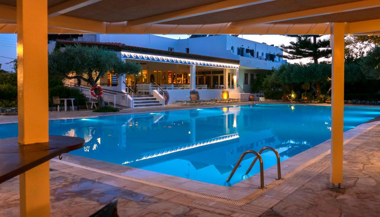een zwembad voor een hotel bij Villea Village in Makry Gialos