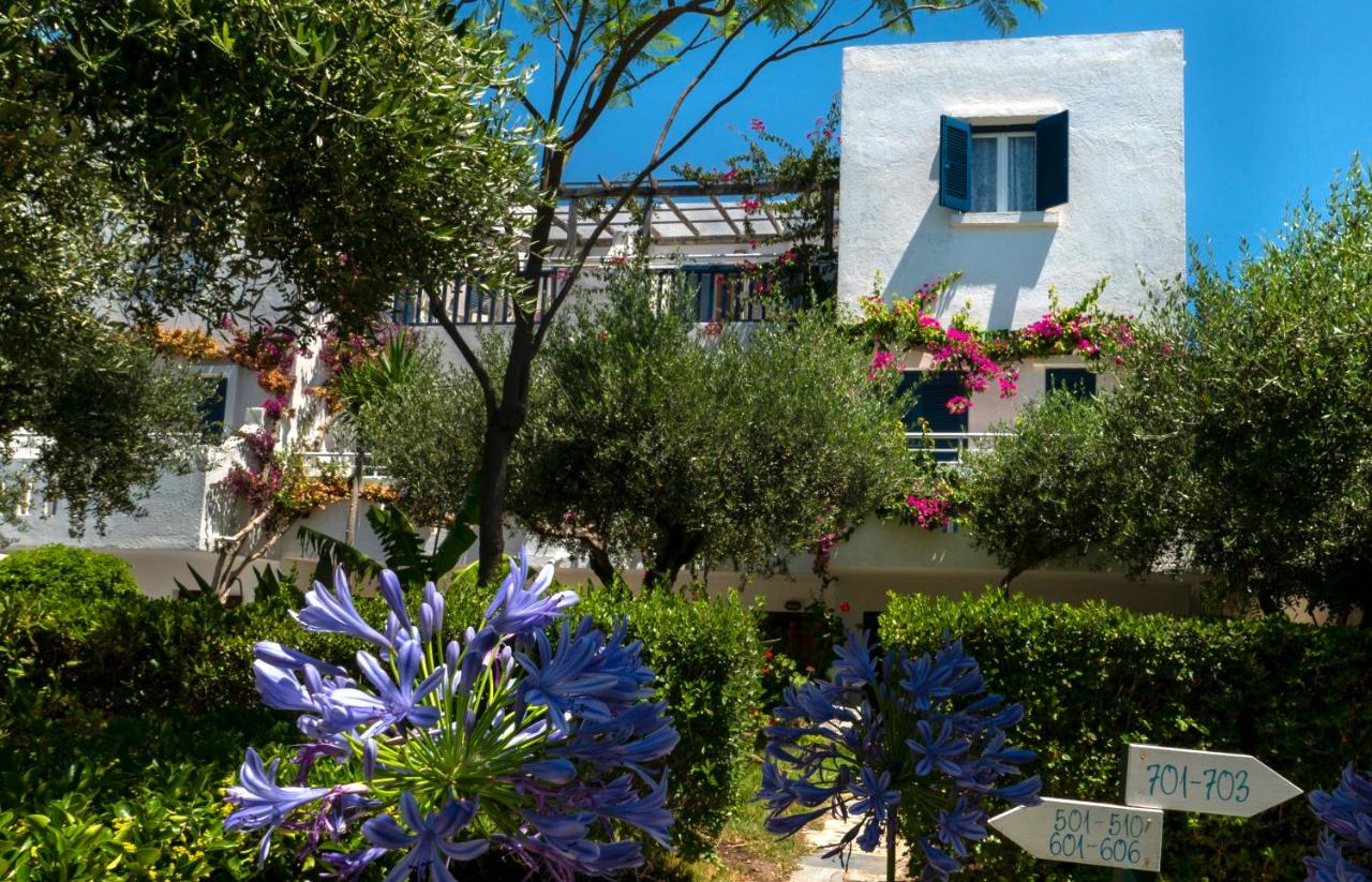 een gebouw met bloemen ervoor bij Villea Village in Makry Gialos
