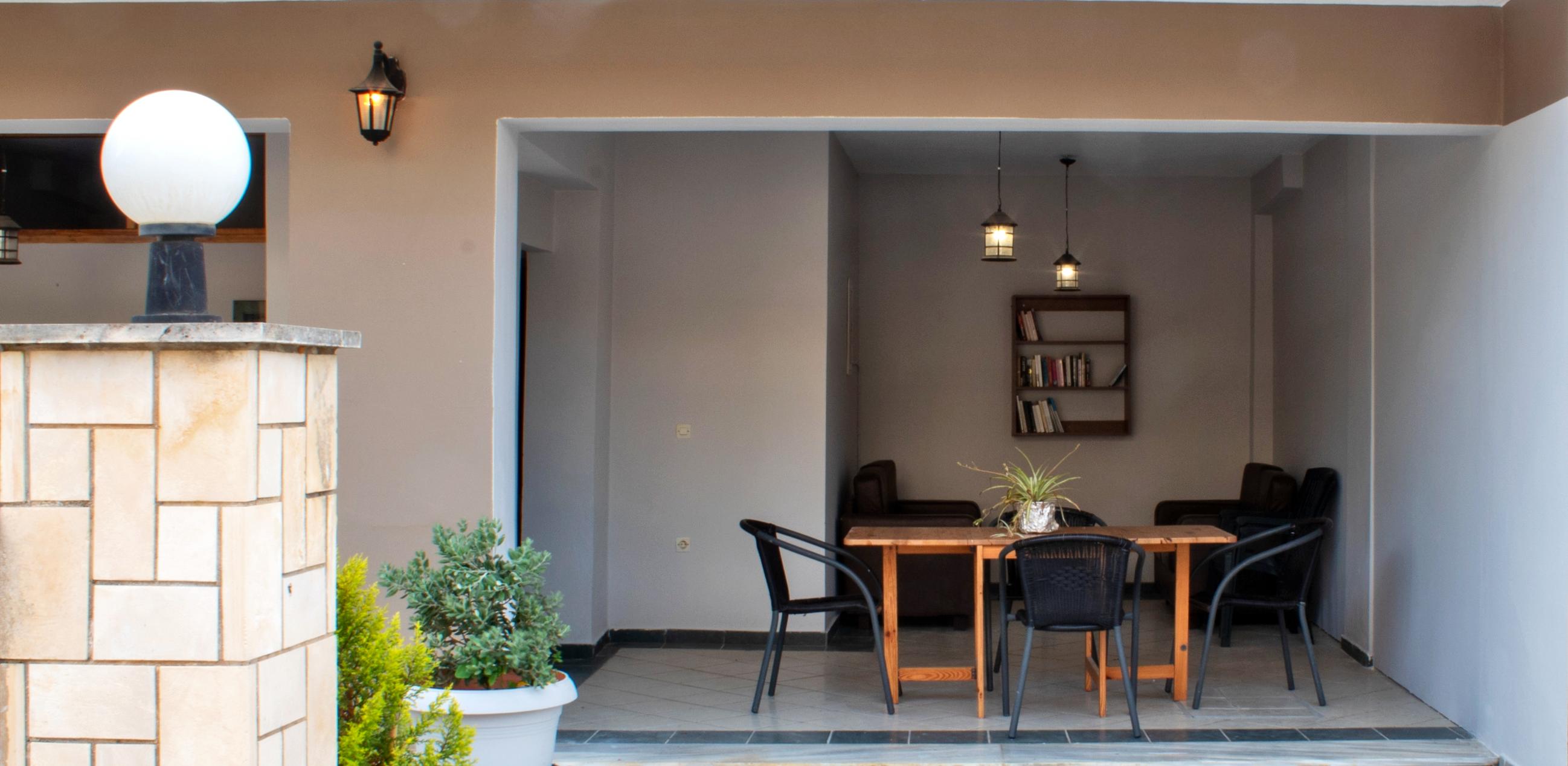 Restaurant met gedekte tafels — Vaso Studios