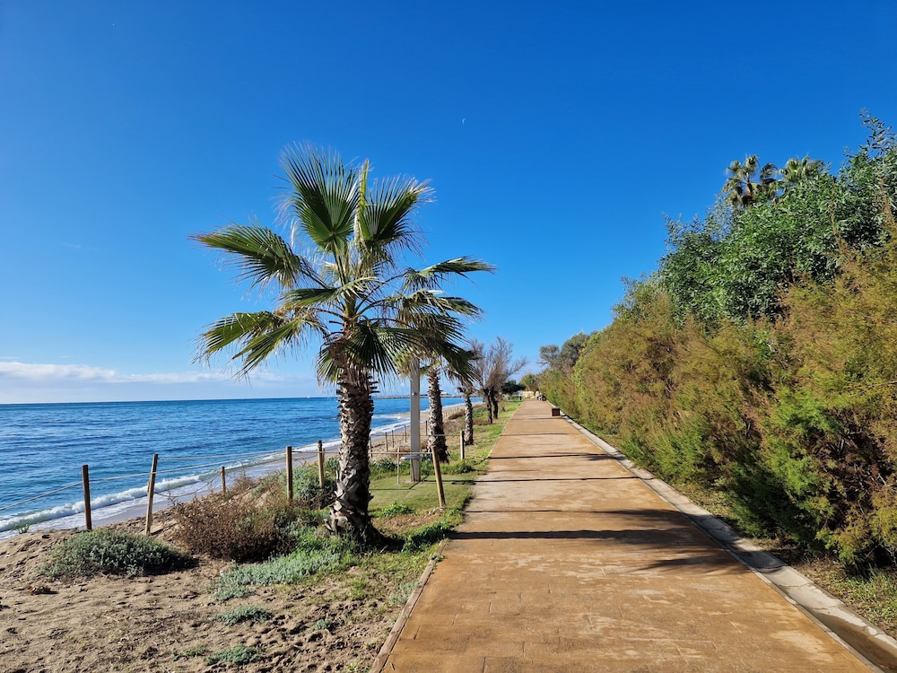 Nachtfoto Villa Costa Marbella verlichte gevel