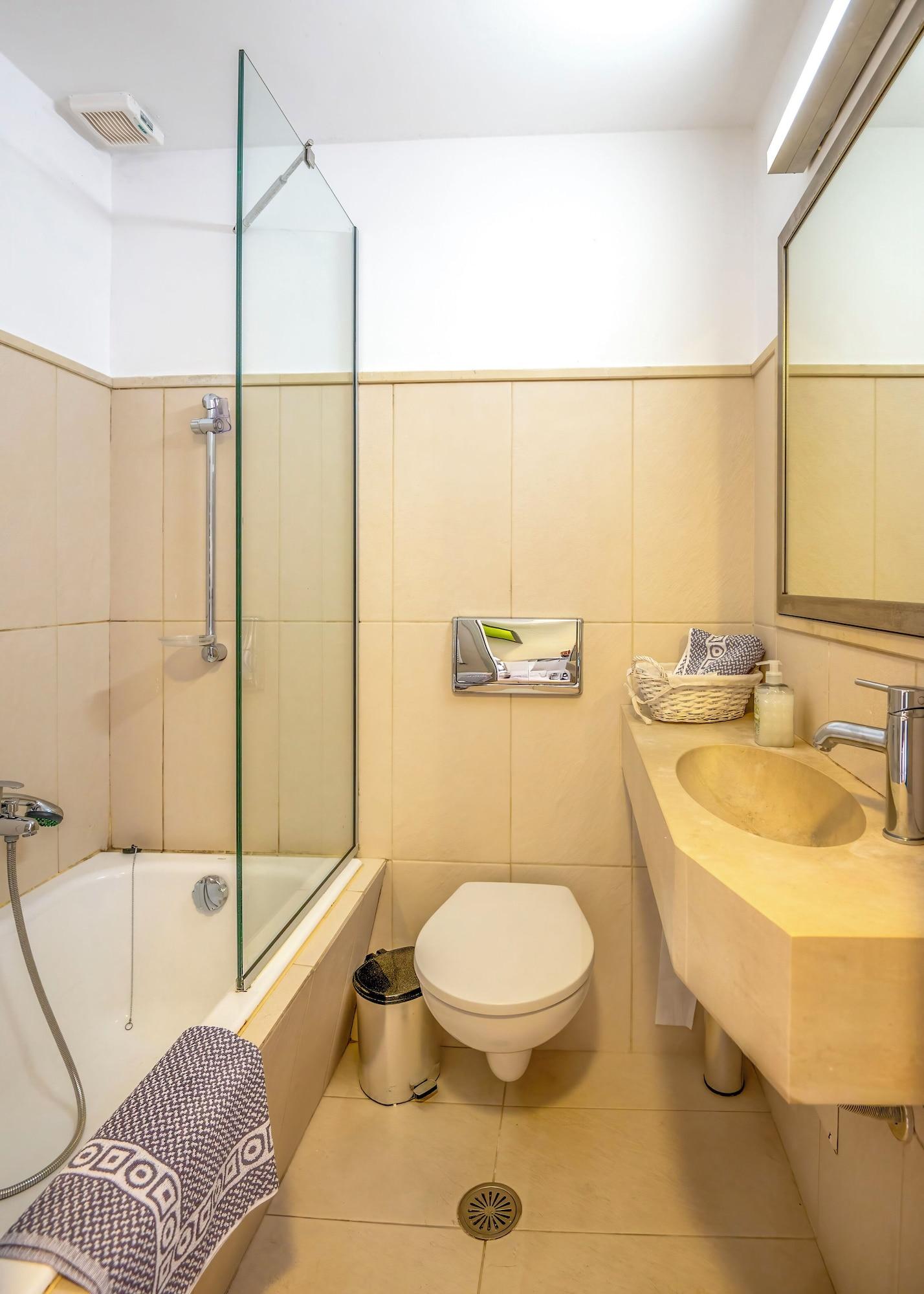 Badkamer met inloopdouche — Vivian Art Apartments