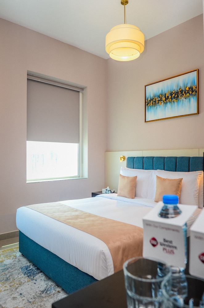 Slaapkamer met kingsize bed in Vogo Grand Hotel Dubai