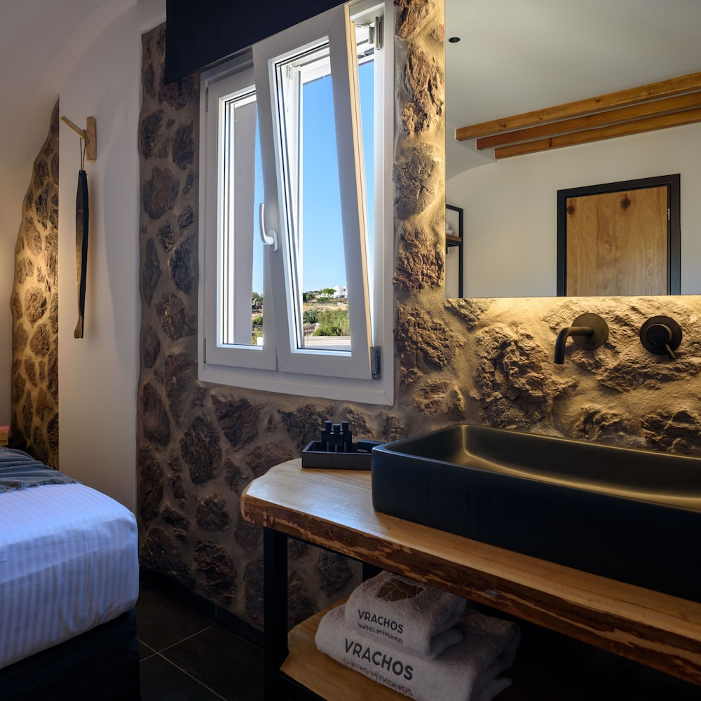 Stijlvolle slaapkamer met Mykonos-uitstraling in Vrachos Suites