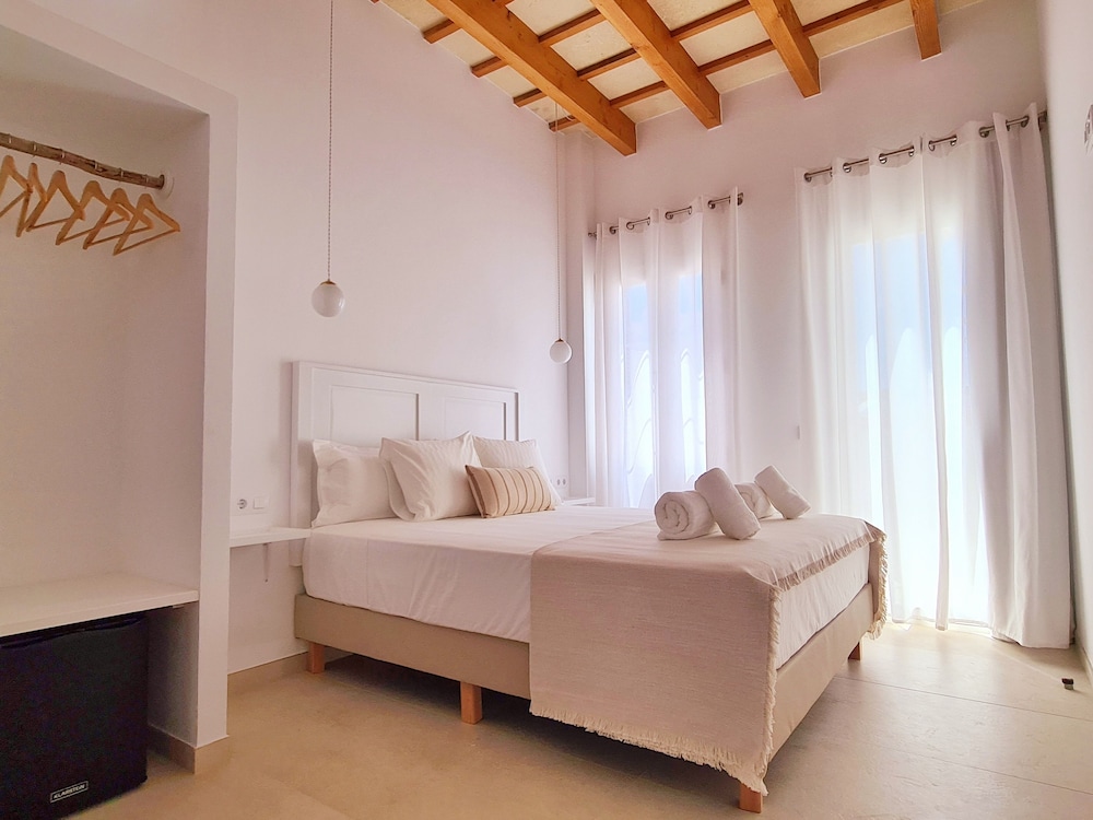 Ruime slaapkamer met comfort voorzieningen