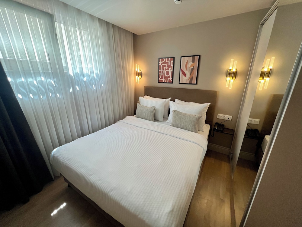 Ruim hotelkamer met comfortabel bed en hedendaags interieur