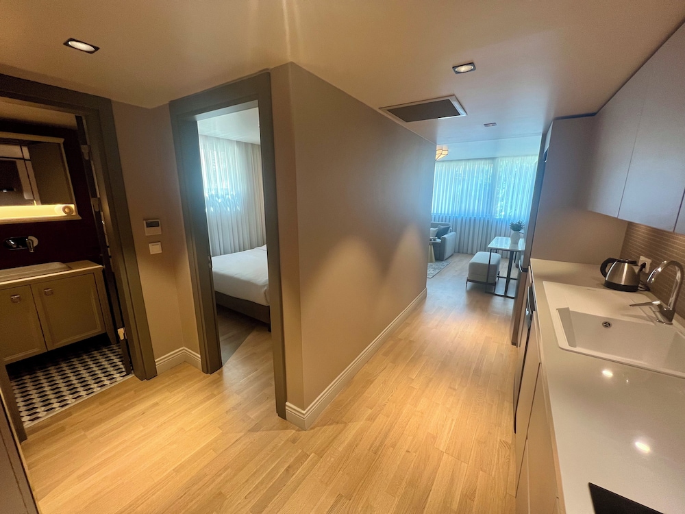 Slaapkamer met dubbel bed en elegante inrichting