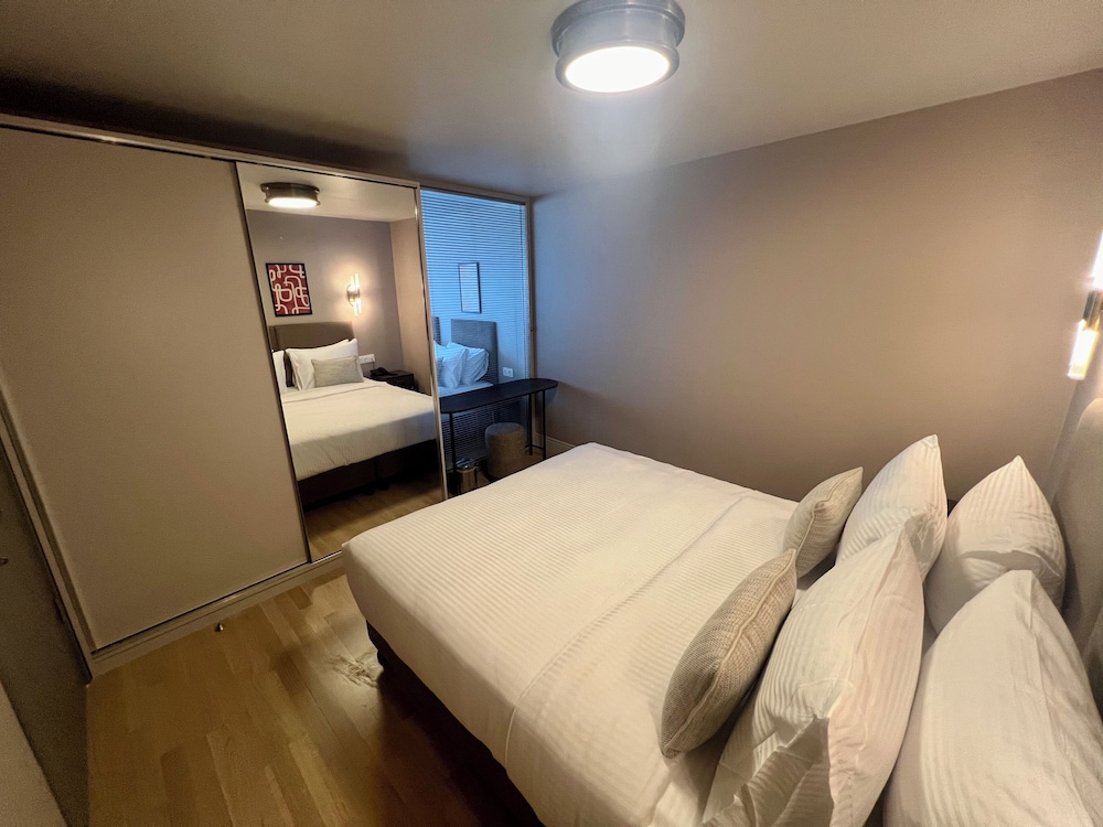 Hotelkamer met werkplek en ramen naar buiten