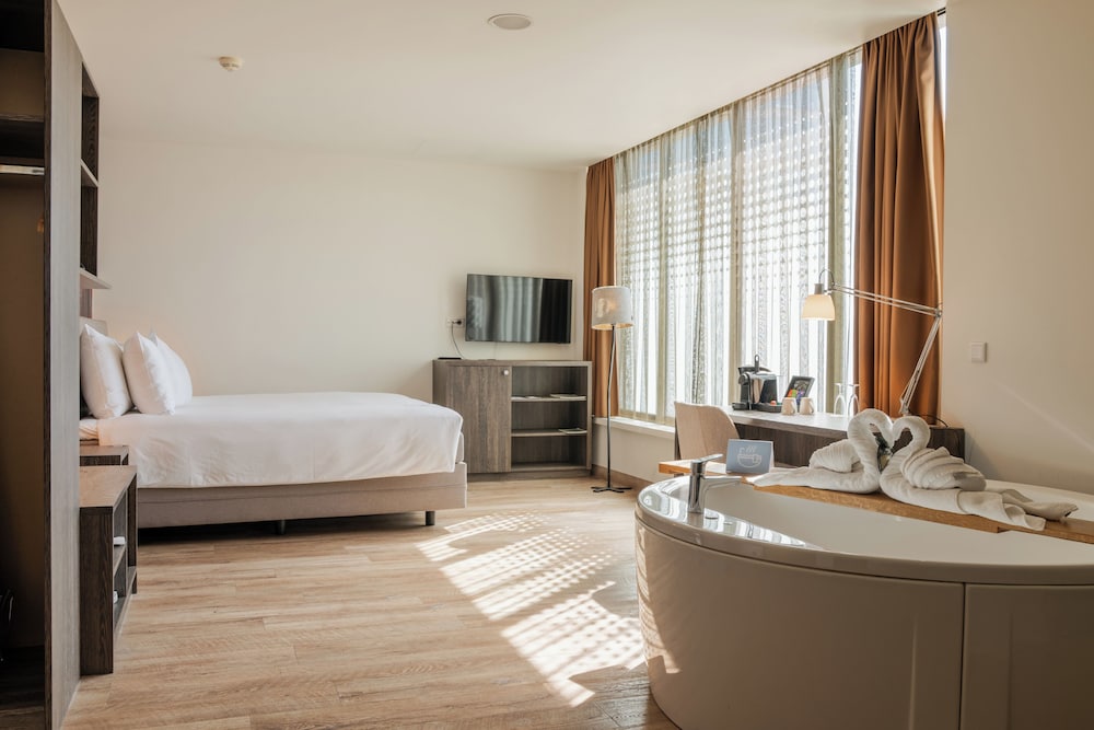 Moderne slaapkamer met werkplek in WestCord Hotel Eindhoven