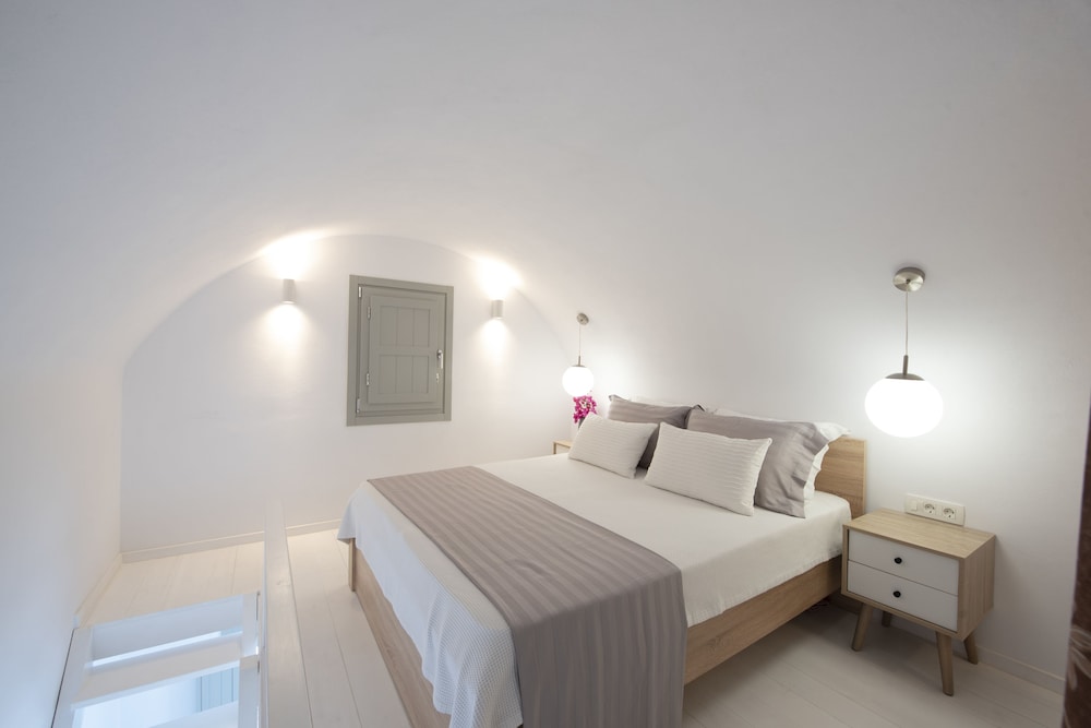 Slaapkamer met premium beddengoed en inrichting