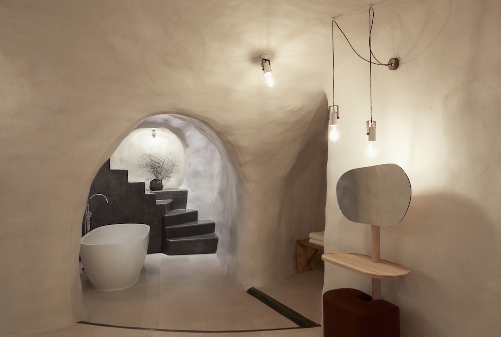Slaapvertrek met designmeubels bij White Pearl Cavalieri