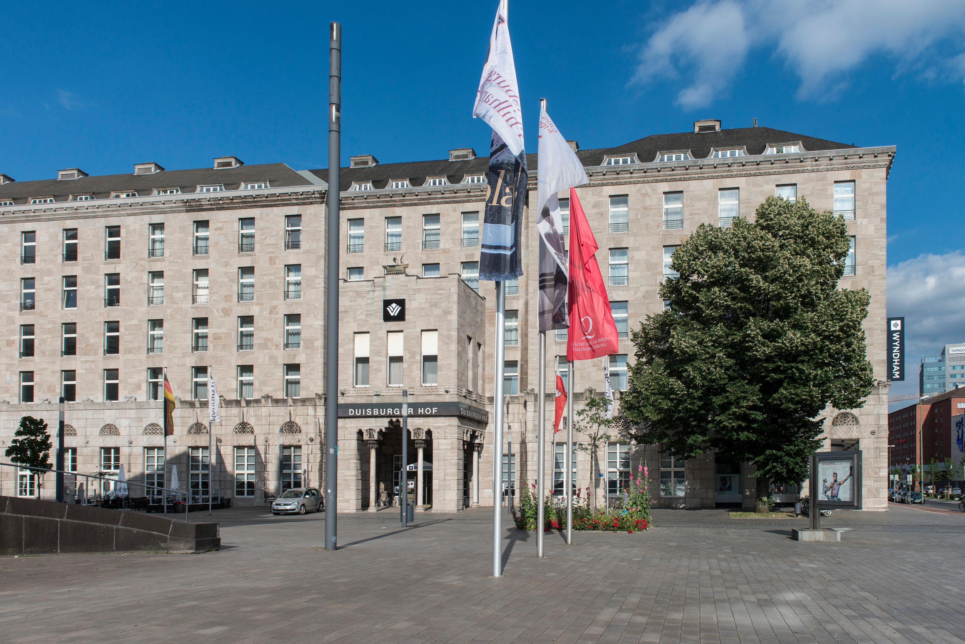 Mediterraans hotelgebouw — Wyndham Duisburger Hof Hotel