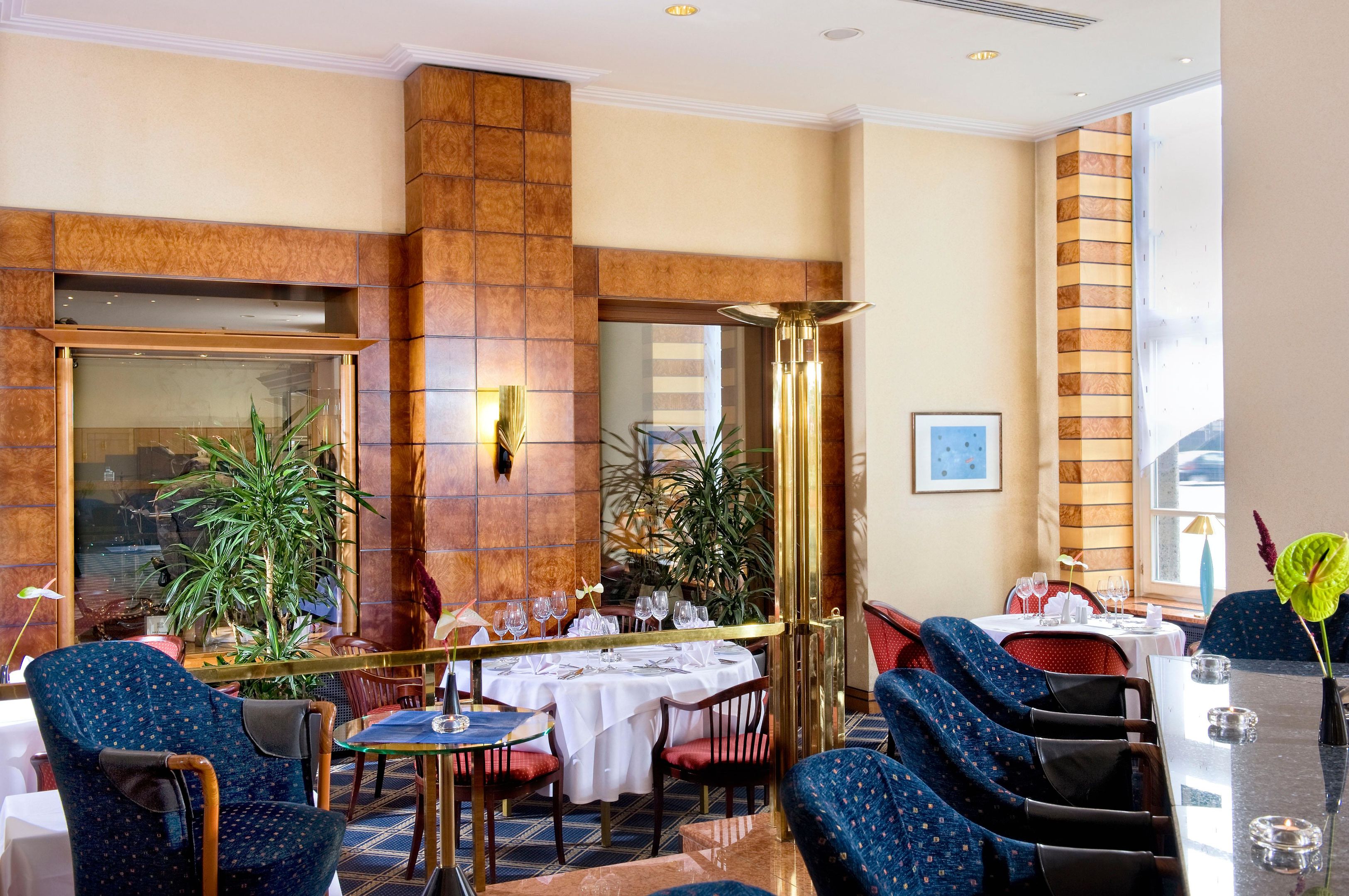 Restaurant met gedekte tafels — Wyndham Duisburger Hof Hotel