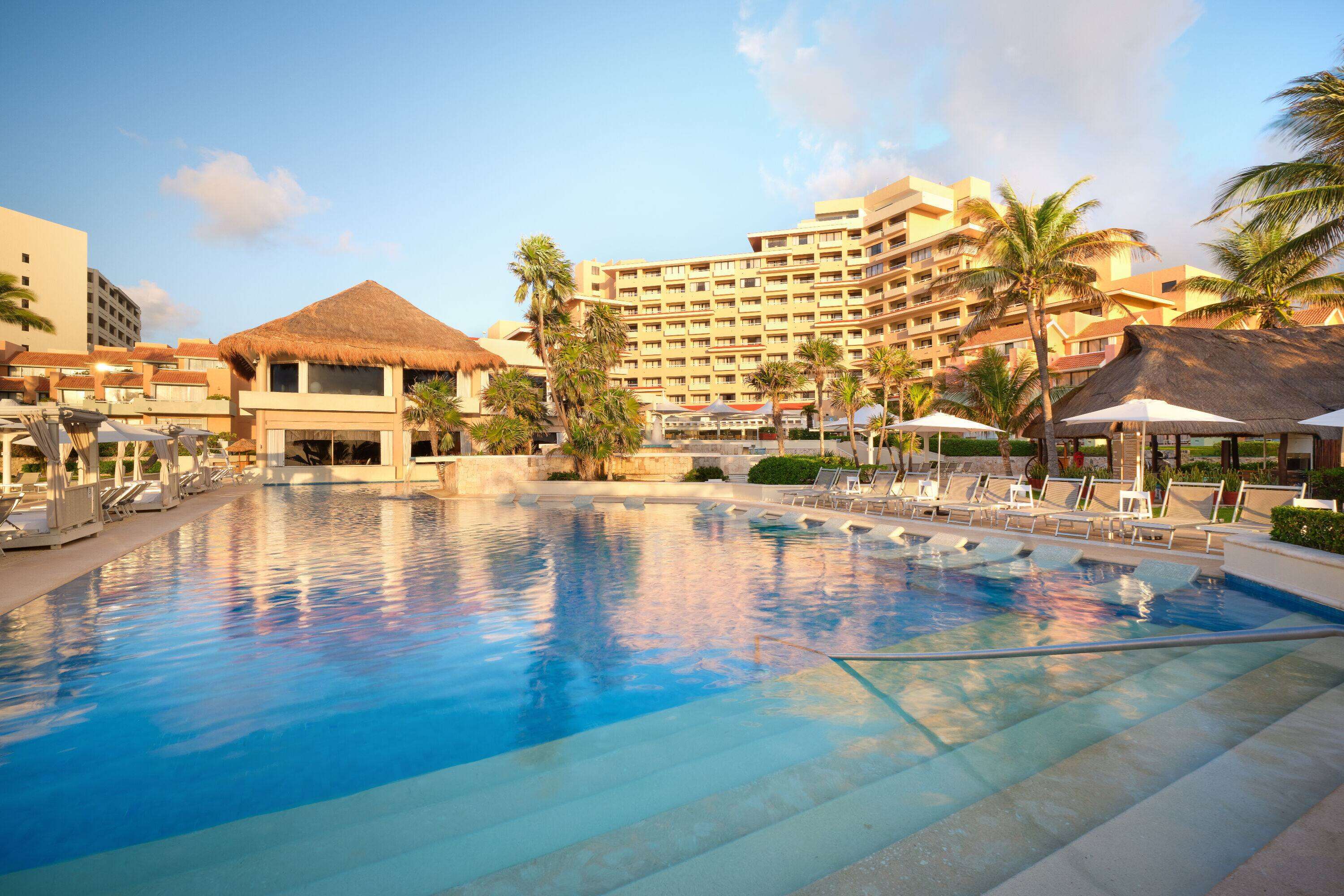 Buitenzwembad met ligbedden — Wyndham Grand Cancun All Inclusive Resort & Villas