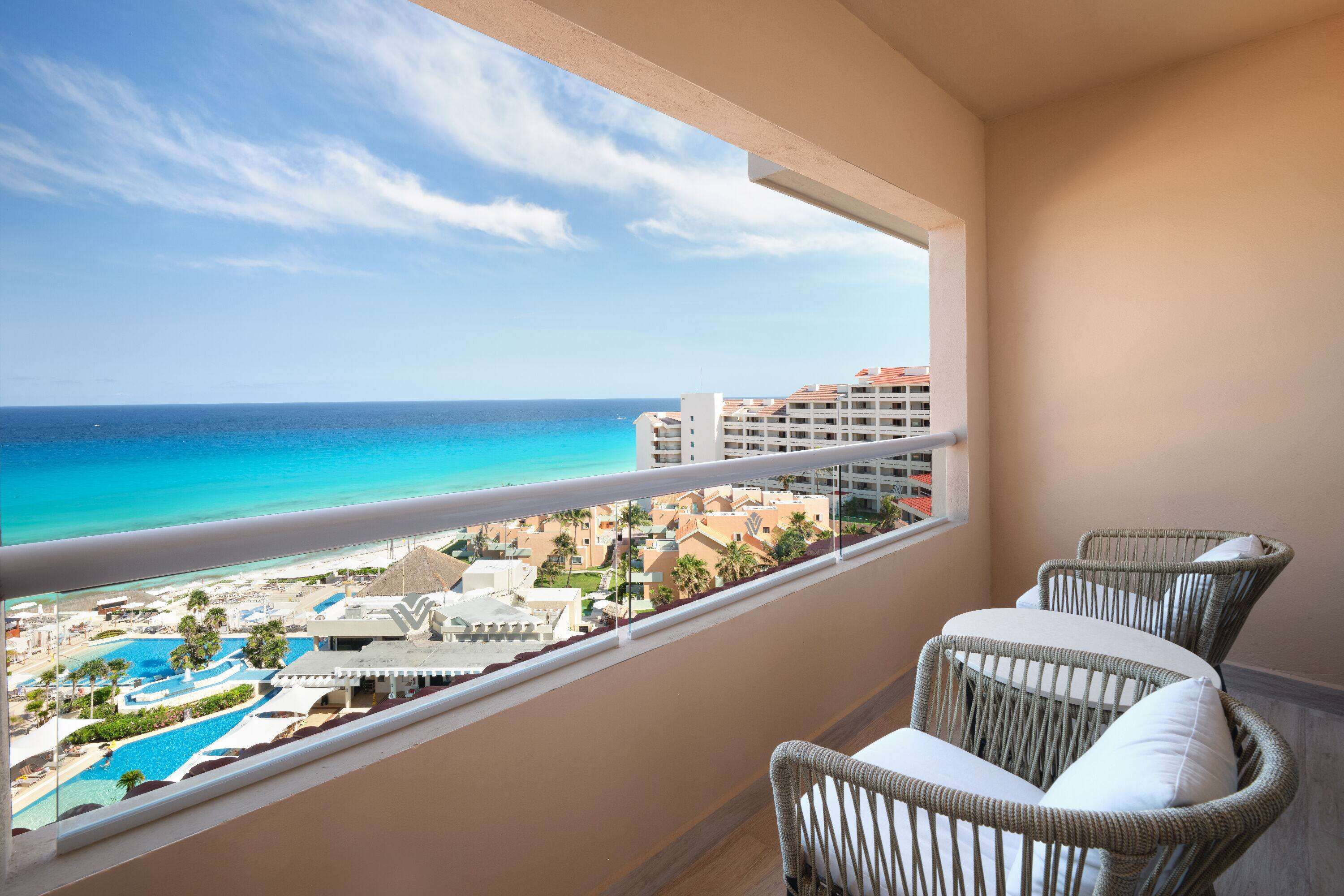 Privéstrand met parasols — Wyndham Grand Cancun All Inclusive Resort & Villas