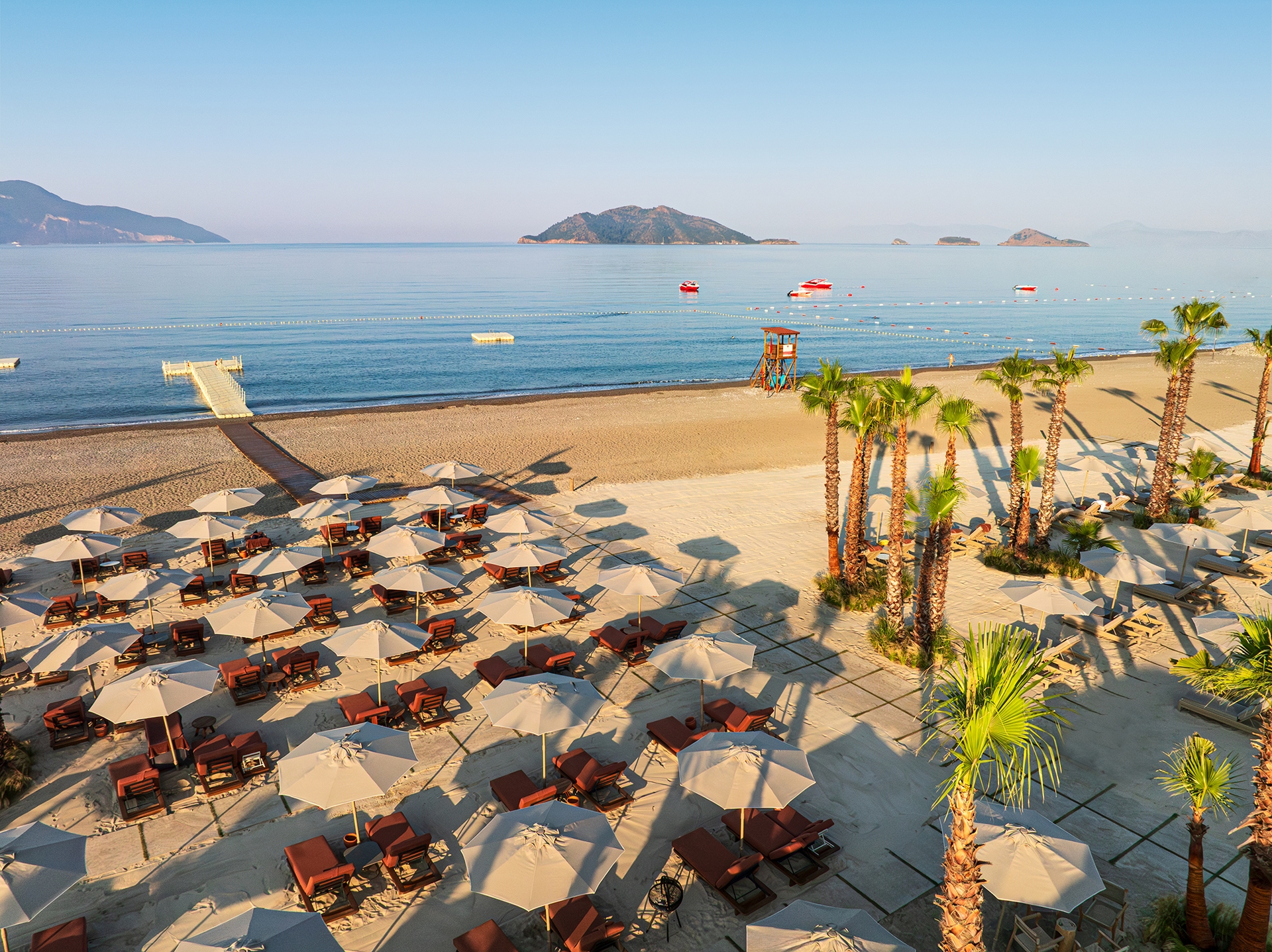 Privéstrand met parasols — XO Cape Arnna