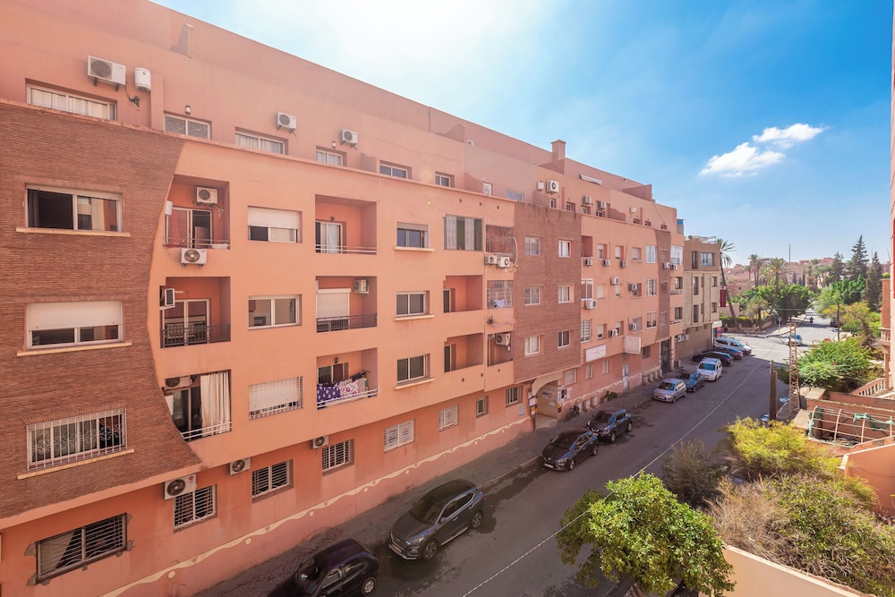 Mediterraans hotelgebouw — Zari Boutique Aparthotel