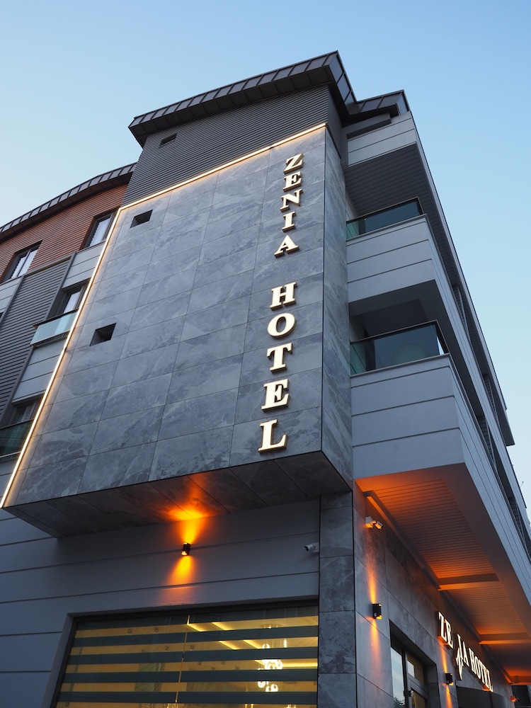 Hoofdingang van het hotel — Zenia Otel