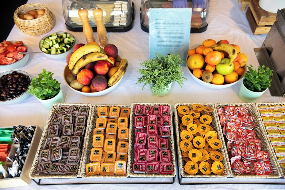 Ontbijtbuffet — Zeus Is Loose Hostel